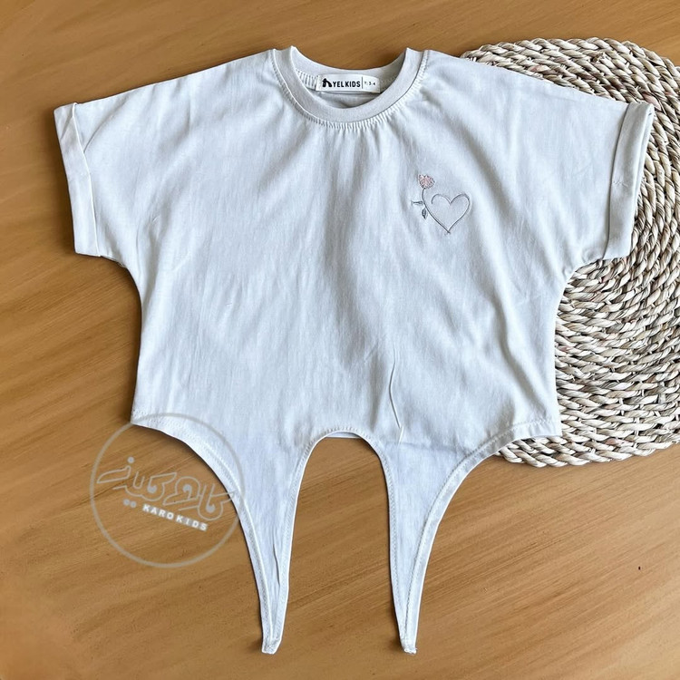 عکس کراپ تاپ گره ای دخترانه تابستانی طرح گلدوزی رنگ استخوانی