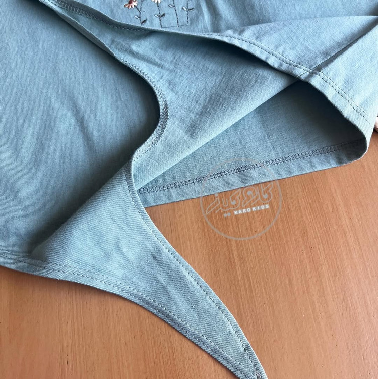 عکس جزئیات کراپ تاپ گره ای دخترانه تابستانی طرح گلدوزی رنگ سبز