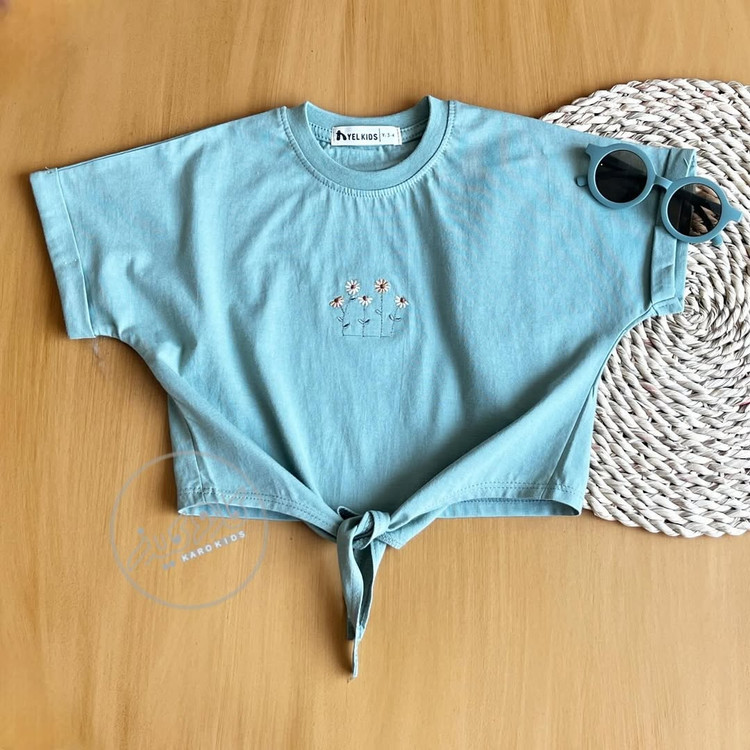 عکس کراپ تاپ گره ای دخترانه تابستانی طرح گلدوزی رنگ سبز با گره بسته شده