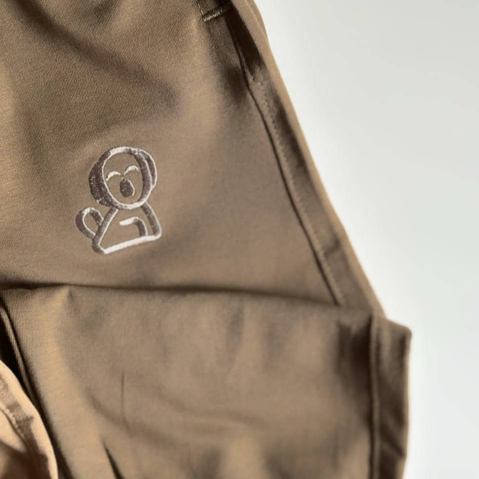 جزئیات شلوار بچگانه خاکی رنگ