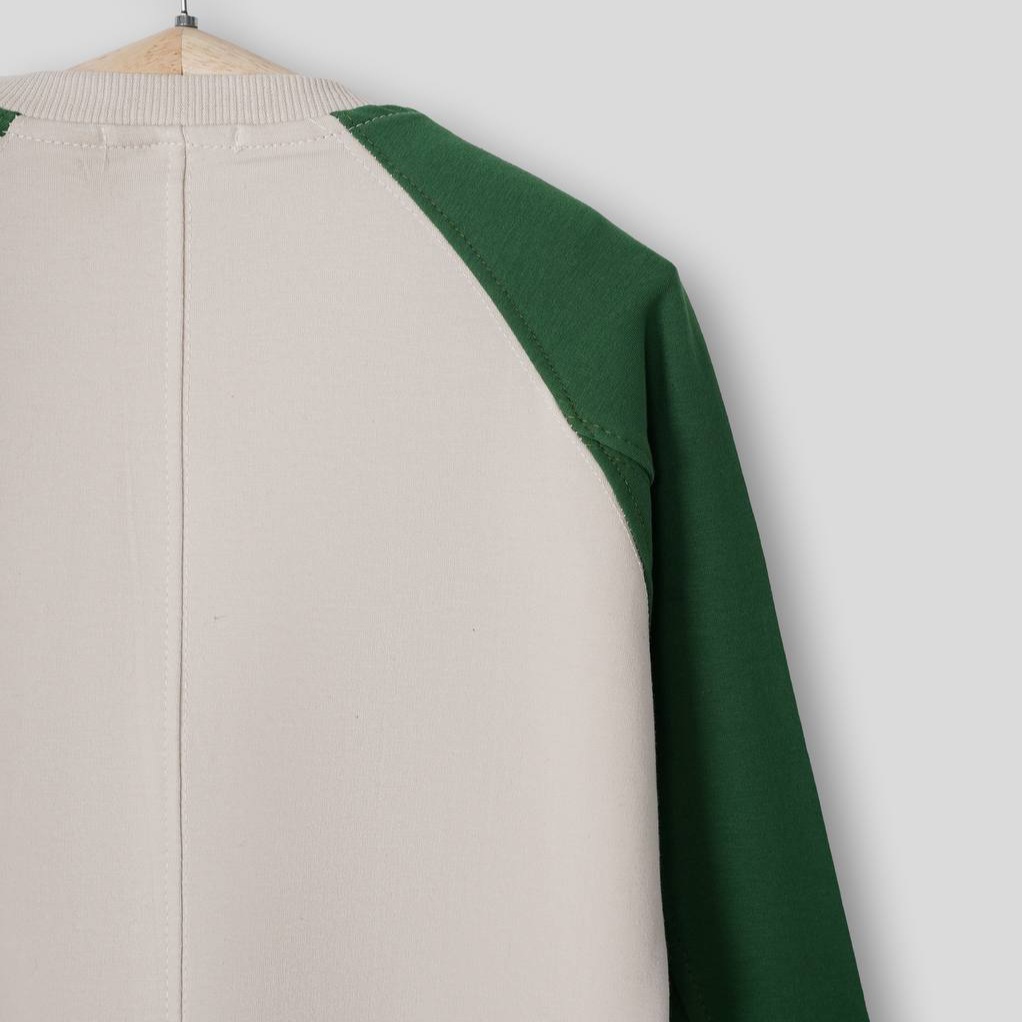 پشت لباس طرح گوزن دو رنگ شیری و سبز