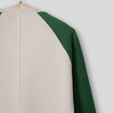 پشت لباس طرح گوزن دو رنگ شیری و سبز