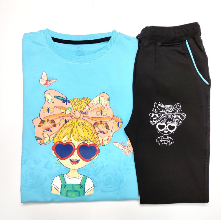 بلوز به همراه شلوار ست آبی رنگ دخترک عینکی