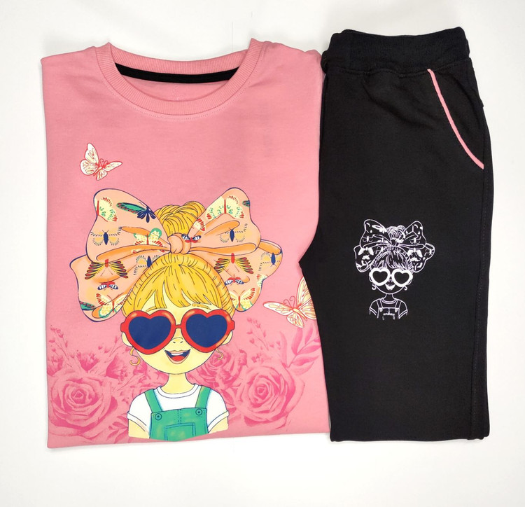 بلوز به همراه شلوار ست صورتی رنگ دخترک عینکی