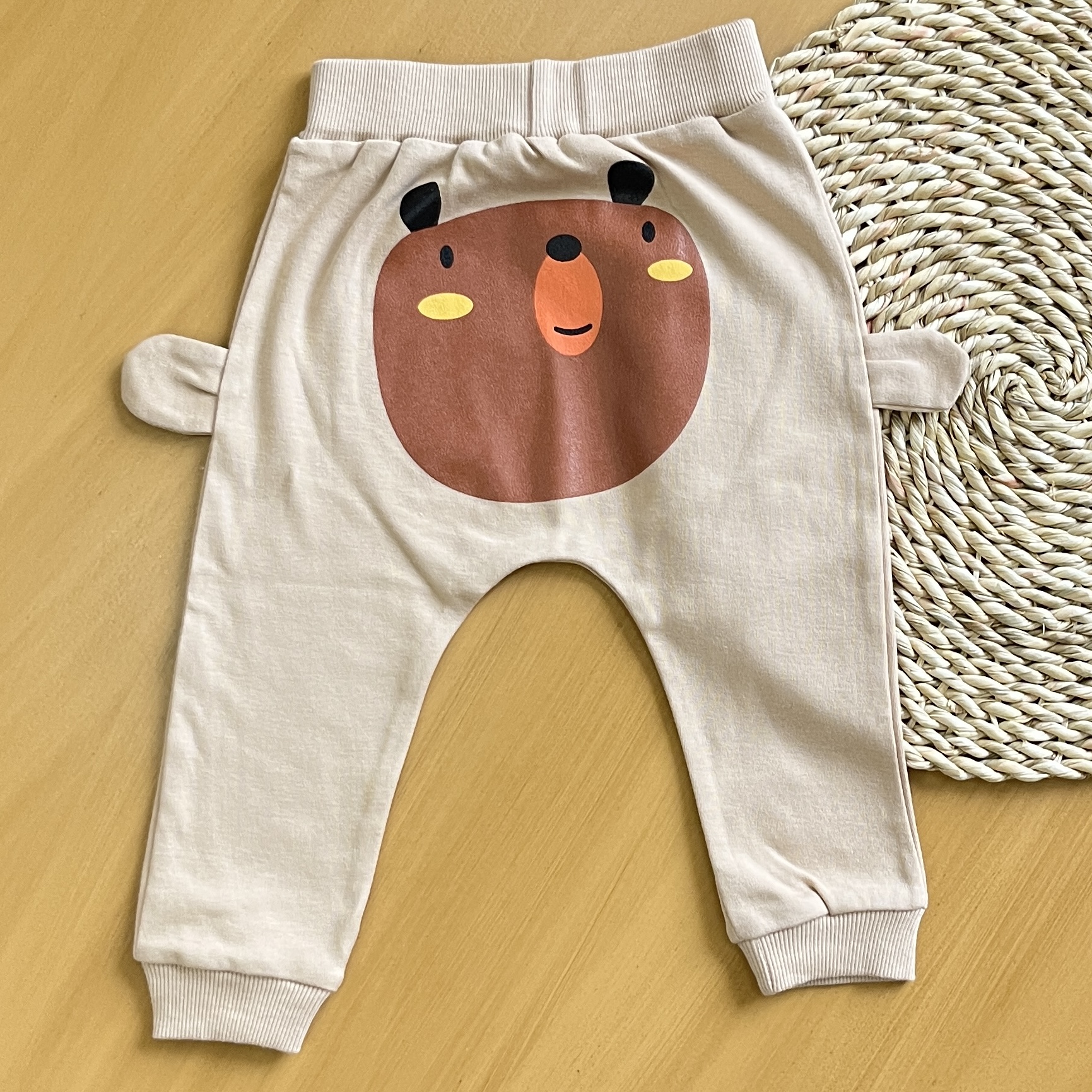 شلوار گوش دار نقلی پسرانه طرح خرسی رنگ کرم جنس پنبه | مناسب 6 ماه تا 24 ماه